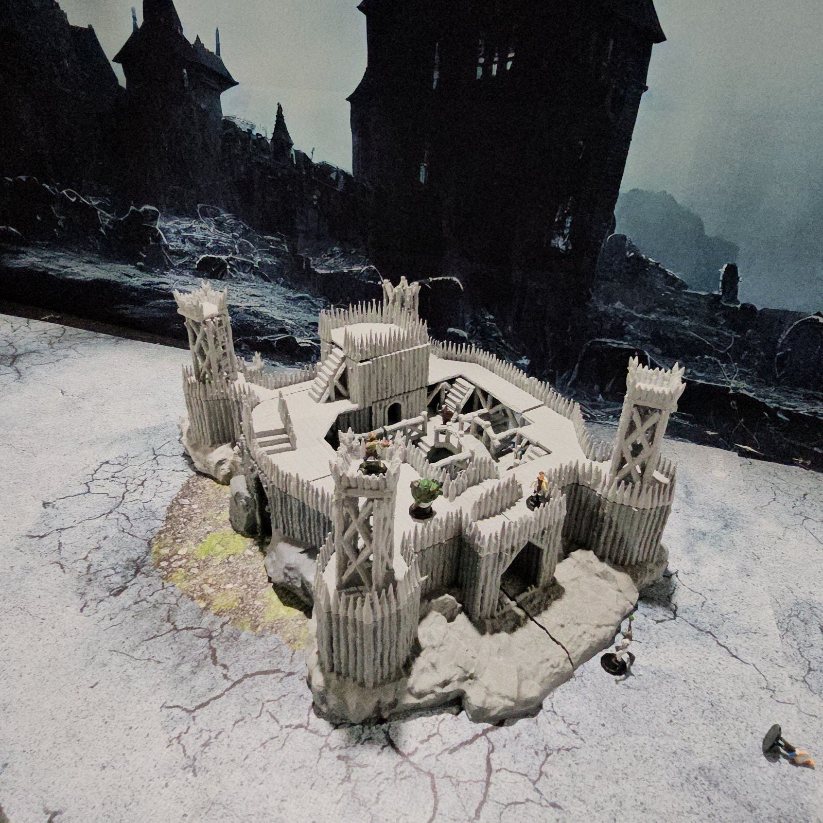 This fortress is the ultimate defense for the King of the North, three levels of play and five towers boasting exceptional defensive capabilities. With its open village setting, large battlement areas and unparalleled visibility